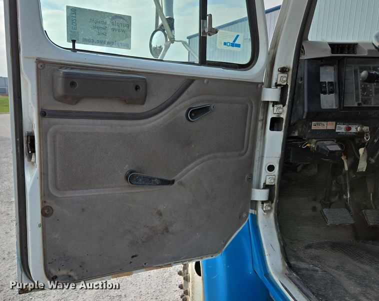 image for item ED2176 1998 International 4700 flatbed truck