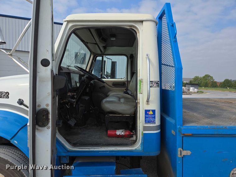 image for item ED2176 1998 International 4700 flatbed truck