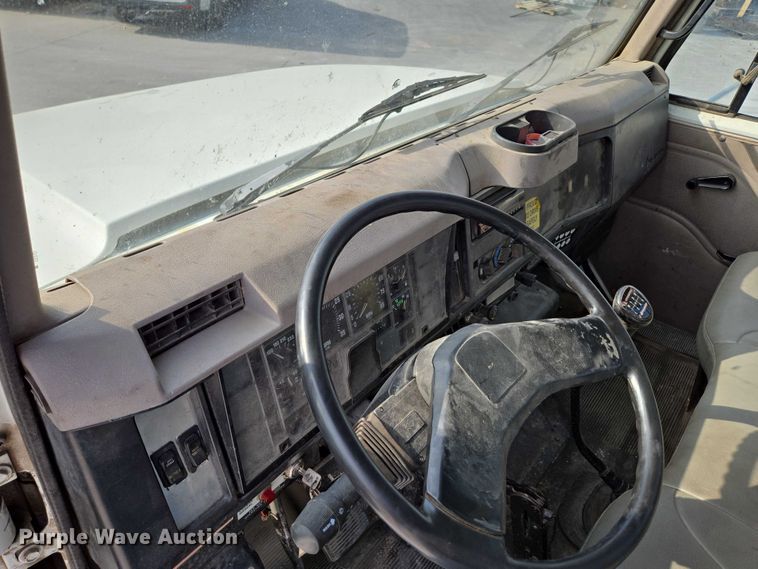 image for item ED2176 1998 International 4700 flatbed truck