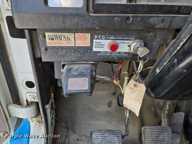 image for item ED2176 1998 International 4700 flatbed truck