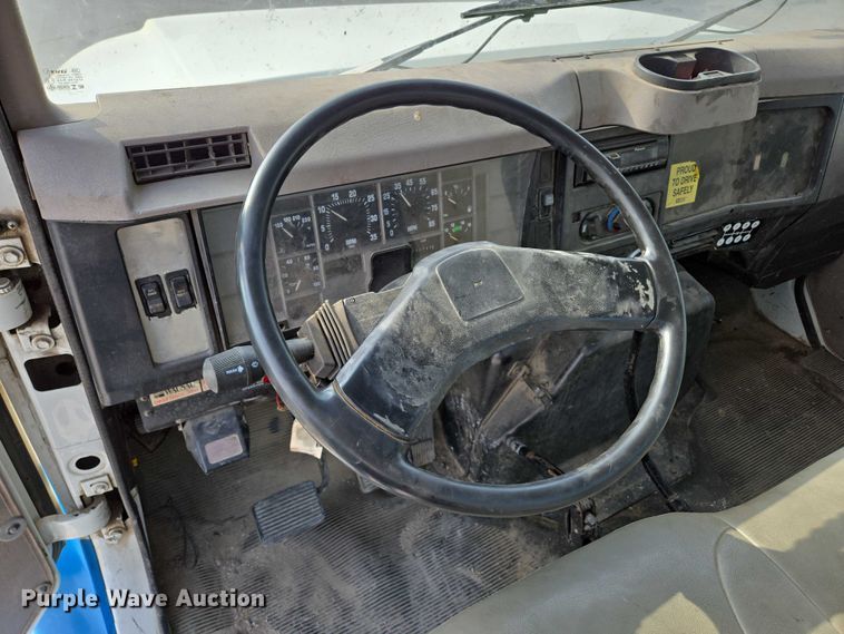 image for item ED2176 1998 International 4700 flatbed truck