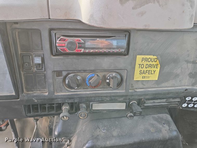 image for item ED2176 1998 International 4700 flatbed truck