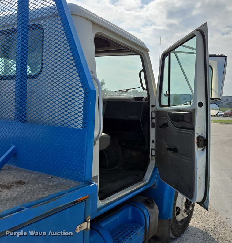 image for item ED2176 1998 International 4700 flatbed truck