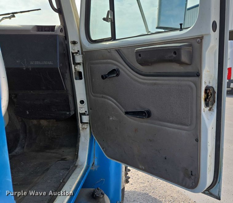 image for item ED2176 1998 International 4700 flatbed truck