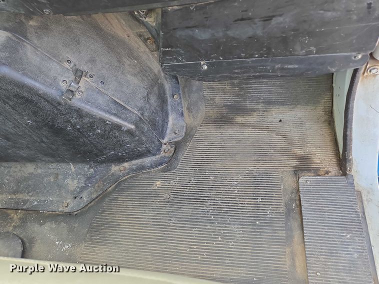 image for item ED2176 1998 International 4700 flatbed truck