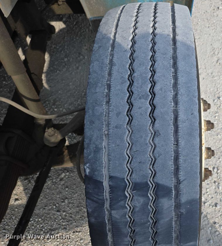 image for item ED2176 1998 International 4700 flatbed truck