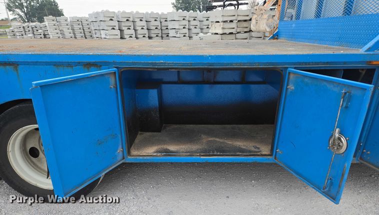 image for item ED2177 2000 International 4700 flatbed truck