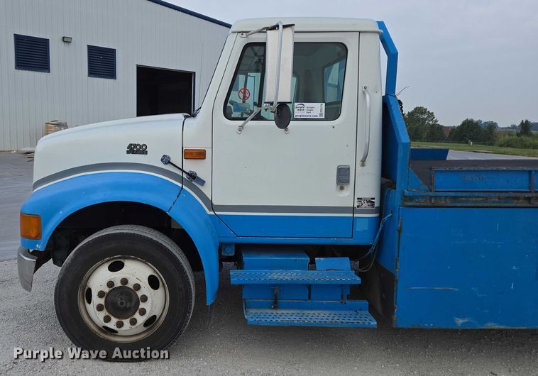 image for item ED2178 2000 International 4700 flatbed truck