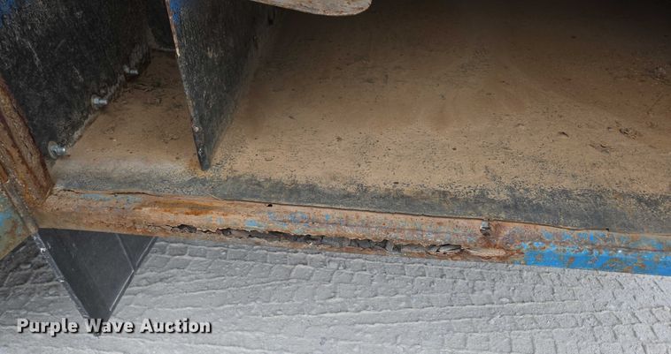 image for item ED2178 2000 International 4700 flatbed truck