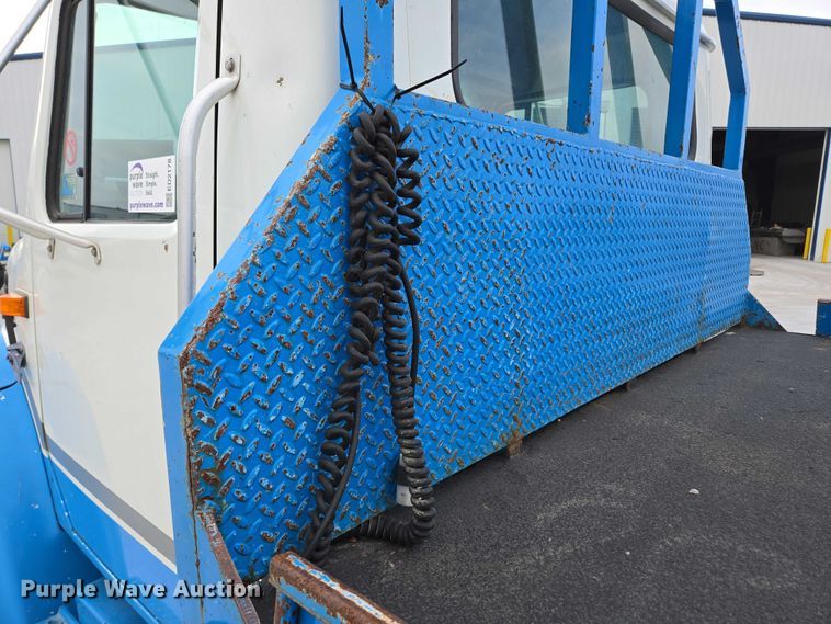 image for item ED2178 2000 International 4700 flatbed truck