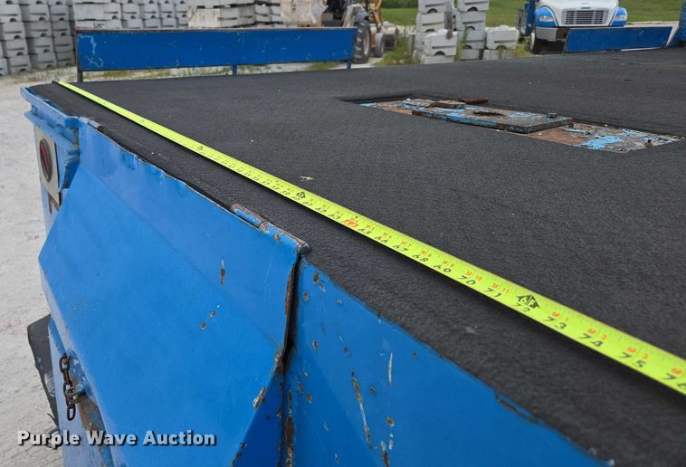 image for item ED2178 2000 International 4700 flatbed truck