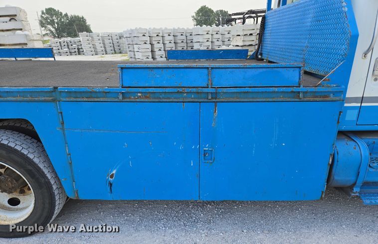 image for item ED2178 2000 International 4700 flatbed truck