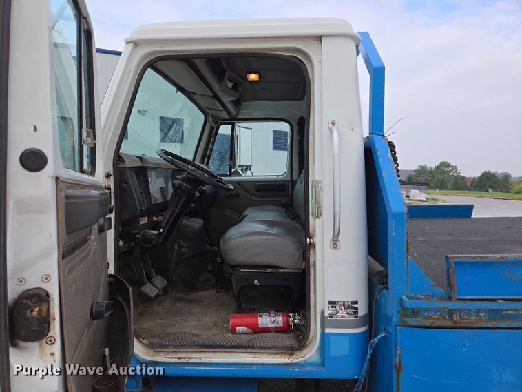 image for item ED2178 2000 International 4700 flatbed truck
