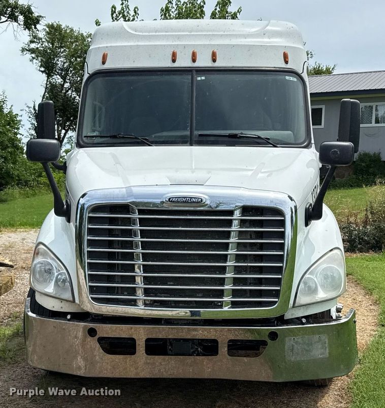 image for item ED4403 2016 Freightliner Cascadia 113 semi truck