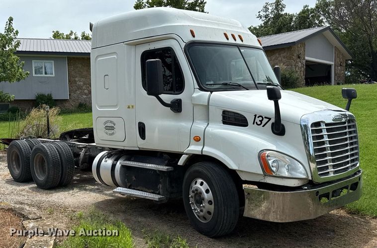 image for item ED4403 2016 Freightliner Cascadia 113 semi truck