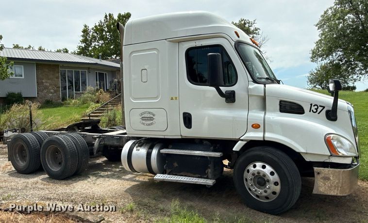 image for item ED4403 2016 Freightliner Cascadia 113 semi truck