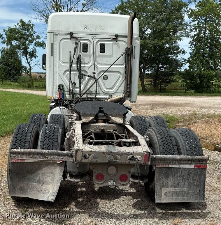 image for item ED4403 2016 Freightliner Cascadia 113 semi truck