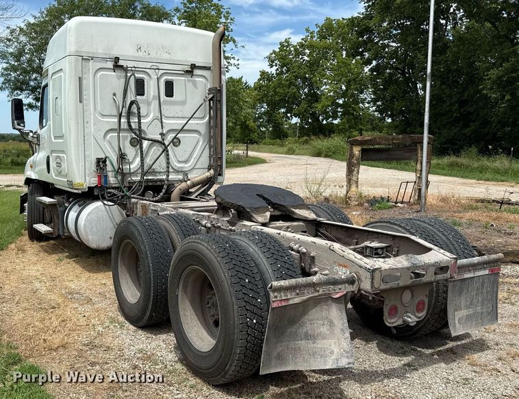 image for item ED4403 2016 Freightliner Cascadia 113 semi truck