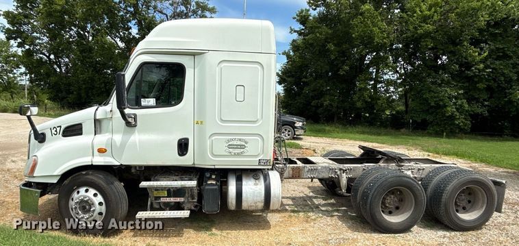 image for item ED4403 2016 Freightliner Cascadia 113 semi truck