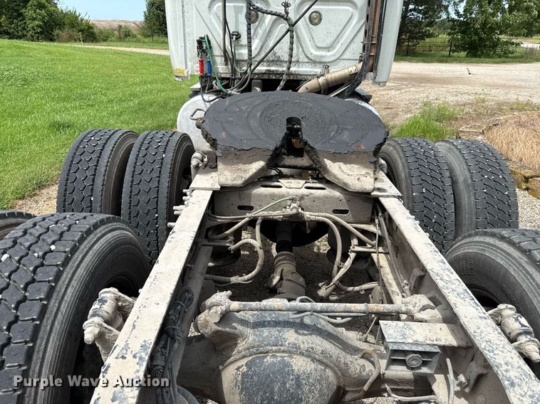 image for item ED4403 2016 Freightliner Cascadia 113 semi truck