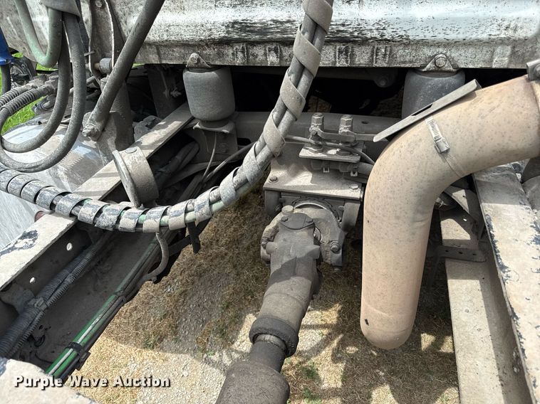 image for item ED4403 2016 Freightliner Cascadia 113 semi truck