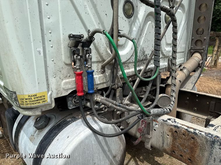 image for item ED4403 2016 Freightliner Cascadia 113 semi truck