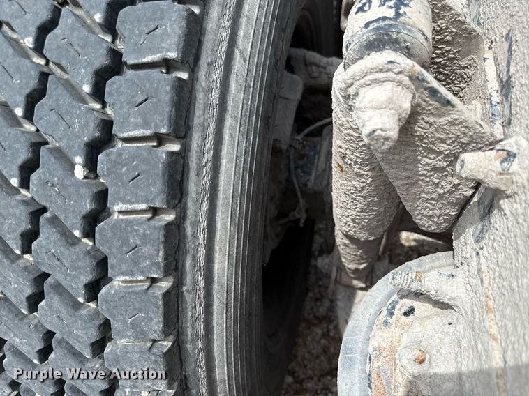 image for item ED4403 2016 Freightliner Cascadia 113 semi truck