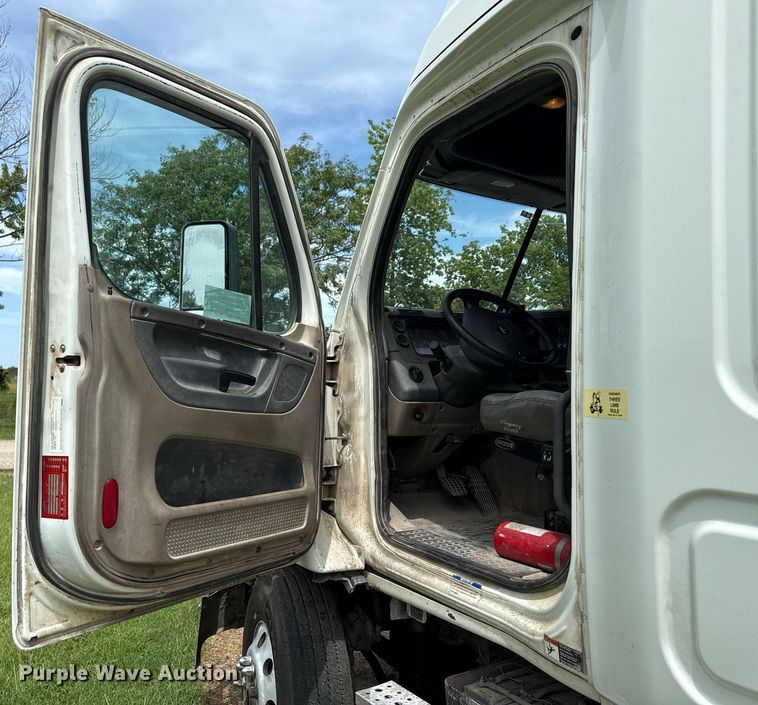 image for item ED4403 2016 Freightliner Cascadia 113 semi truck