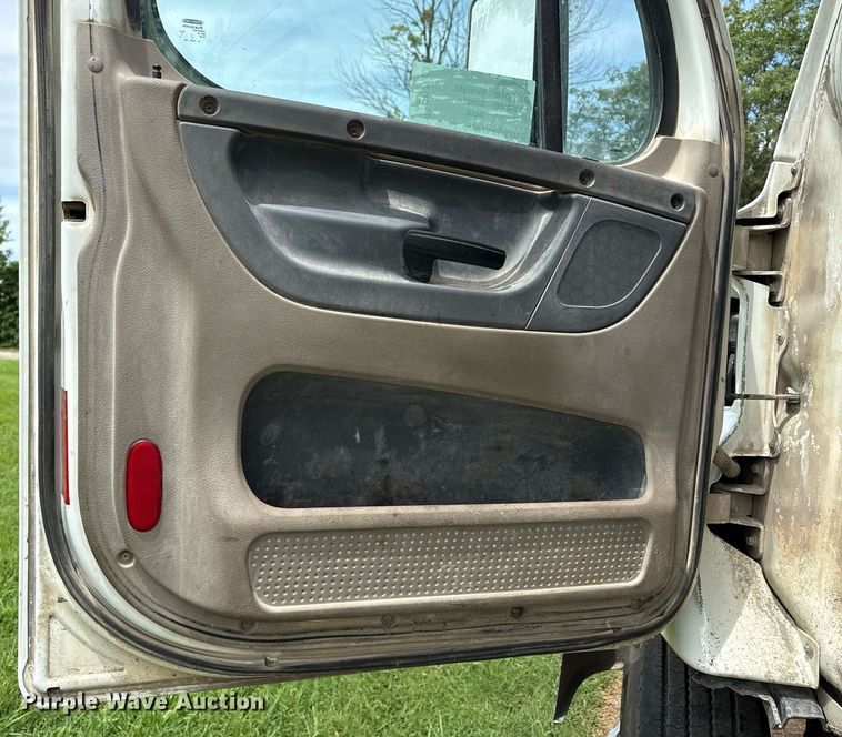 image for item ED4403 2016 Freightliner Cascadia 113 semi truck