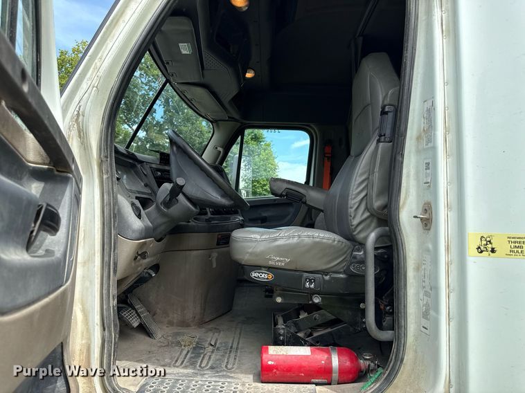 image for item ED4403 2016 Freightliner Cascadia 113 semi truck