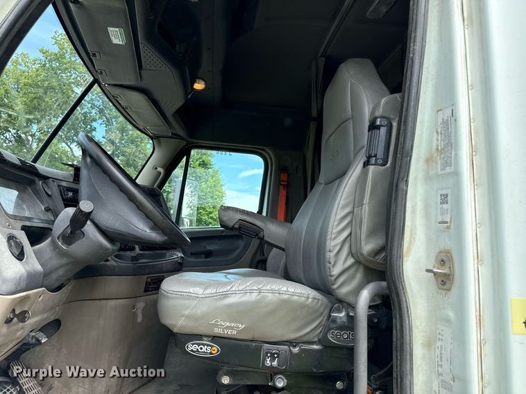 image for item ED4403 2016 Freightliner Cascadia 113 semi truck