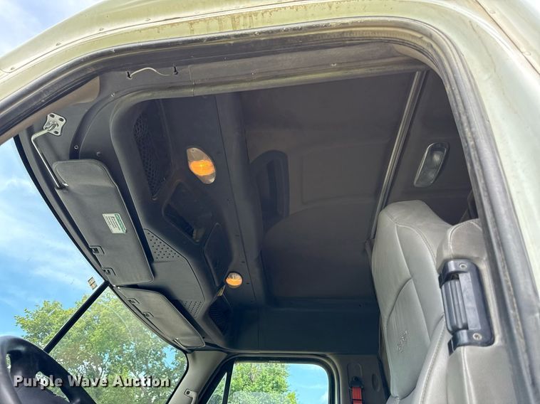 image for item ED4403 2016 Freightliner Cascadia 113 semi truck