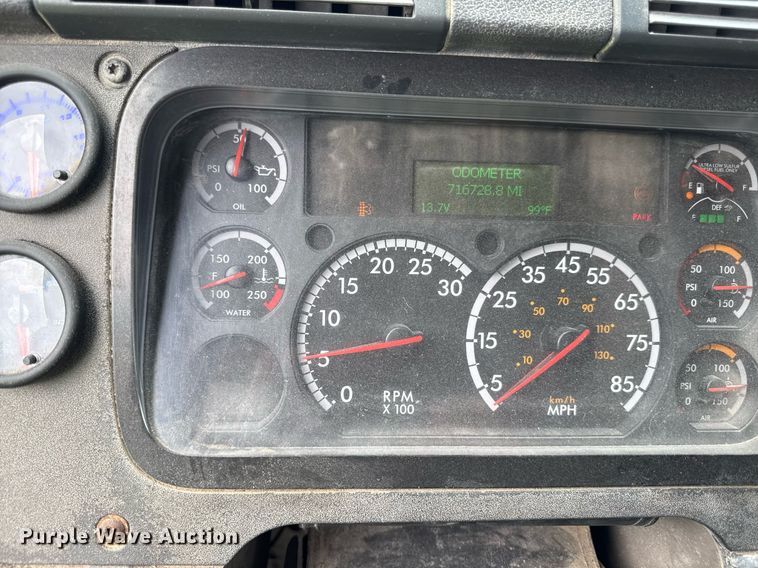 image for item ED4403 2016 Freightliner Cascadia 113 semi truck