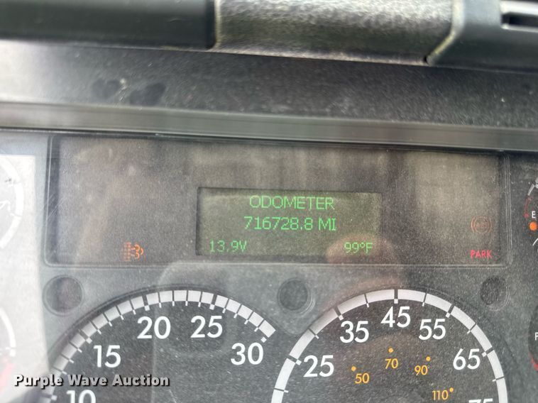 image for item ED4403 2016 Freightliner Cascadia 113 semi truck