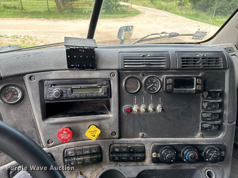 image for item ED4403 2016 Freightliner Cascadia 113 semi truck