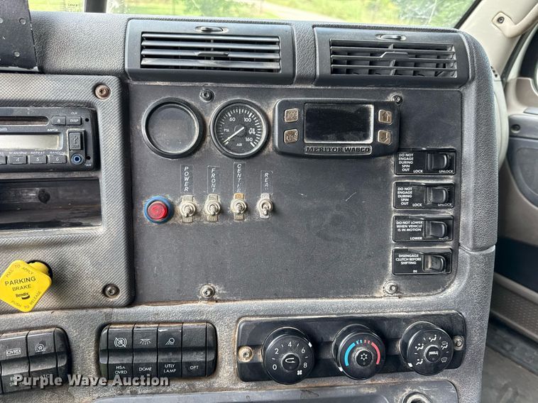 image for item ED4403 2016 Freightliner Cascadia 113 semi truck