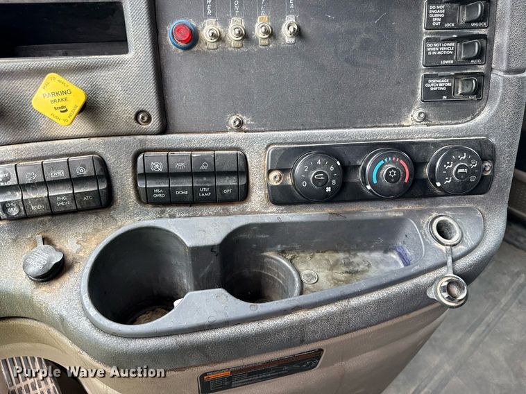 image for item ED4403 2016 Freightliner Cascadia 113 semi truck