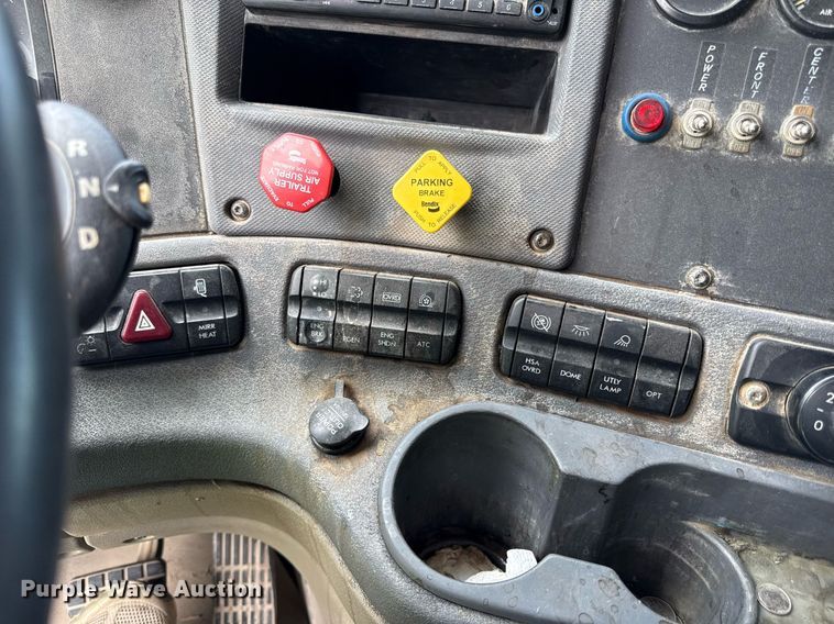 image for item ED4403 2016 Freightliner Cascadia 113 semi truck