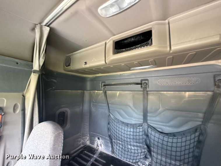 image for item ED4403 2016 Freightliner Cascadia 113 semi truck