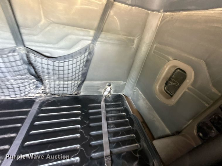 image for item ED4403 2016 Freightliner Cascadia 113 semi truck