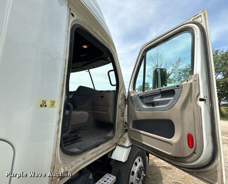 image for item ED4403 2016 Freightliner Cascadia 113 semi truck