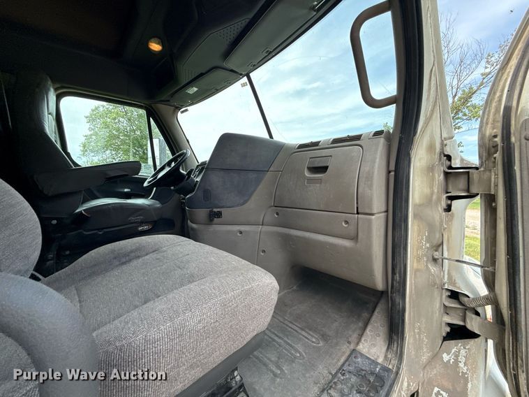 image for item ED4403 2016 Freightliner Cascadia 113 semi truck