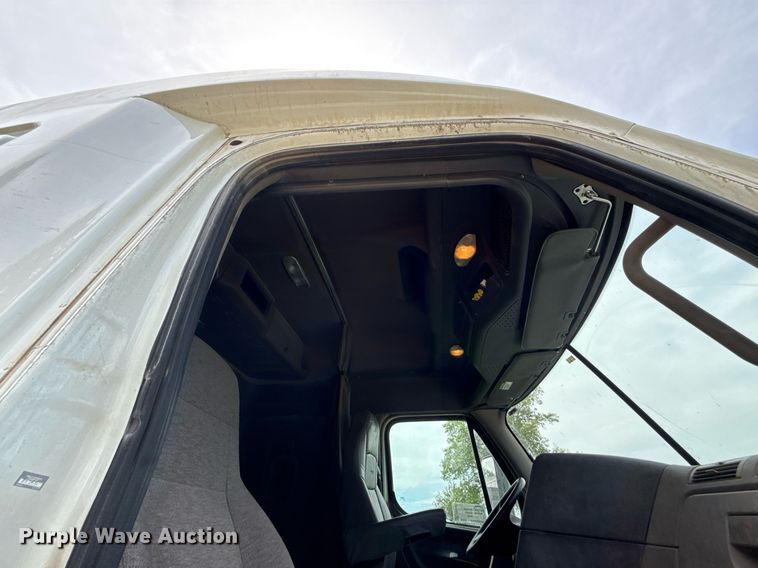 image for item ED4403 2016 Freightliner Cascadia 113 semi truck