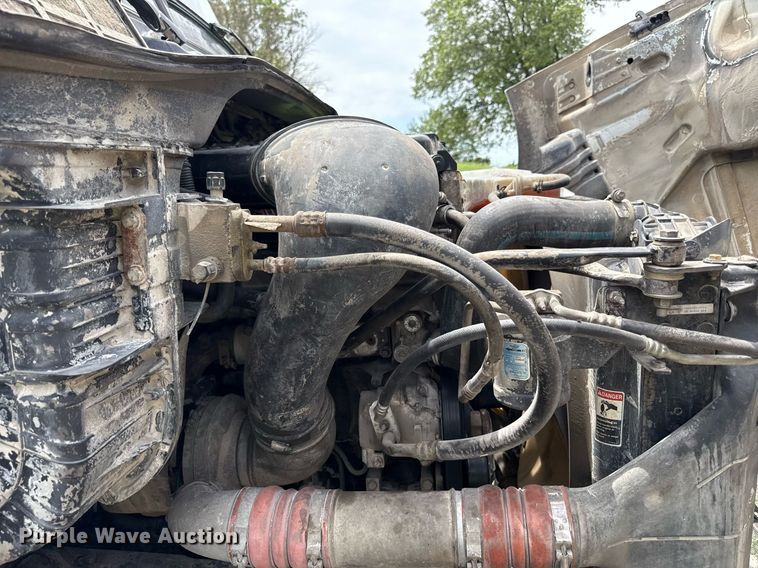 image for item ED4403 2016 Freightliner Cascadia 113 semi truck