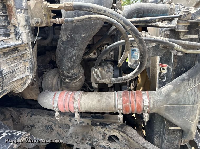 image for item ED4403 2016 Freightliner Cascadia 113 semi truck