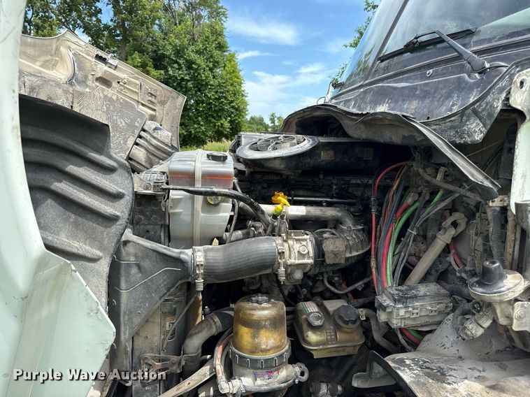 image for item ED4403 2016 Freightliner Cascadia 113 semi truck