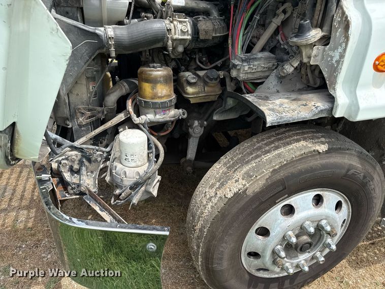 image for item ED4403 2016 Freightliner Cascadia 113 semi truck