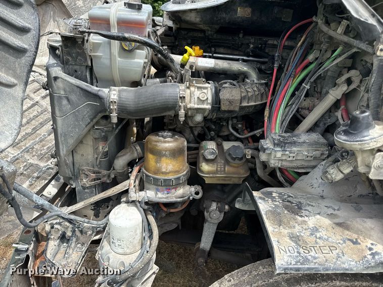 image for item ED4403 2016 Freightliner Cascadia 113 semi truck