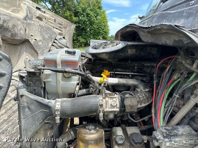 image for item ED4403 2016 Freightliner Cascadia 113 semi truck