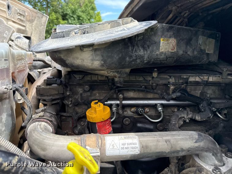 image for item ED4403 2016 Freightliner Cascadia 113 semi truck